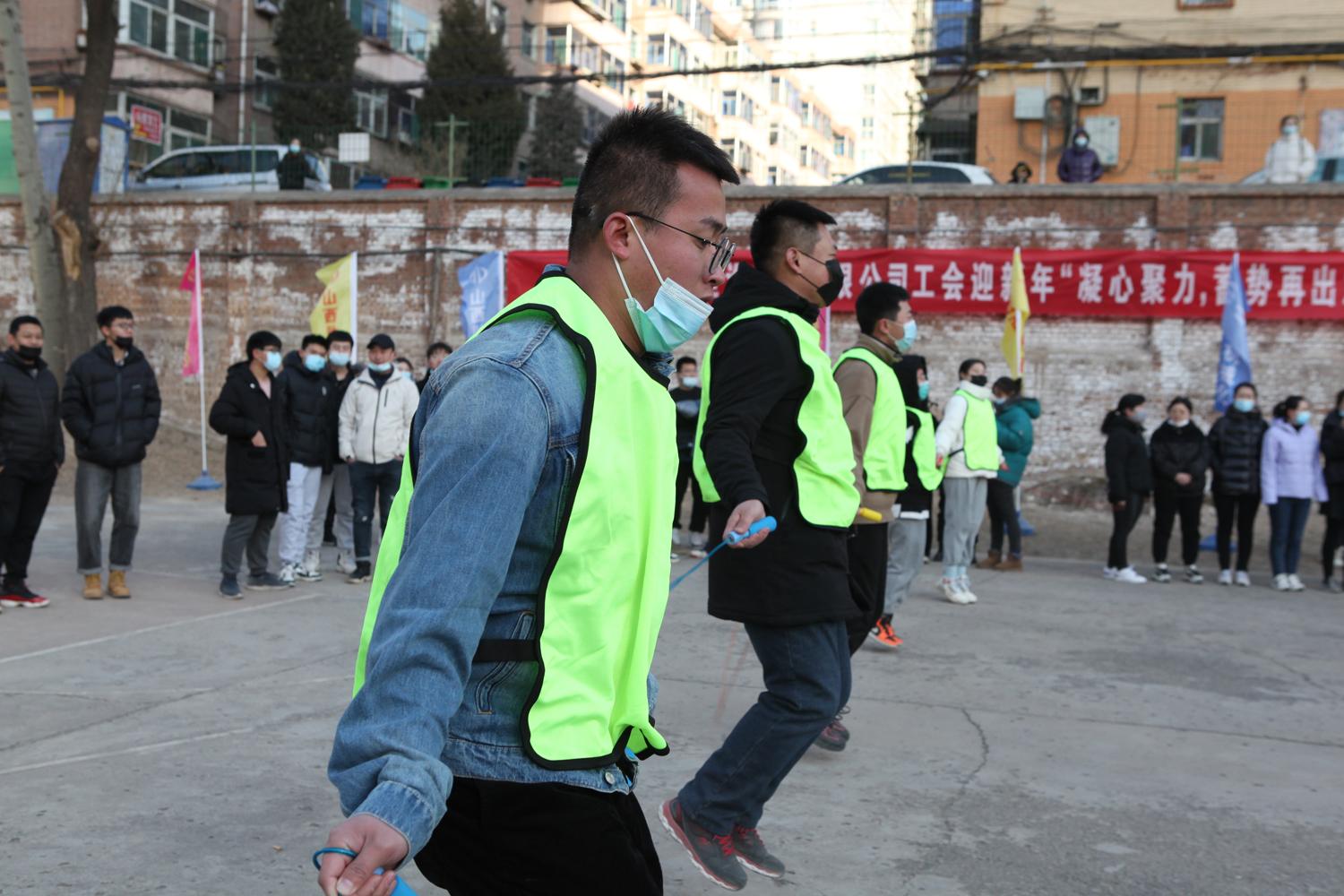 ɽ����Ͷ��е�����ž���ӭ���ꡰ���ľ����������ٳ�����ְ����������˶���