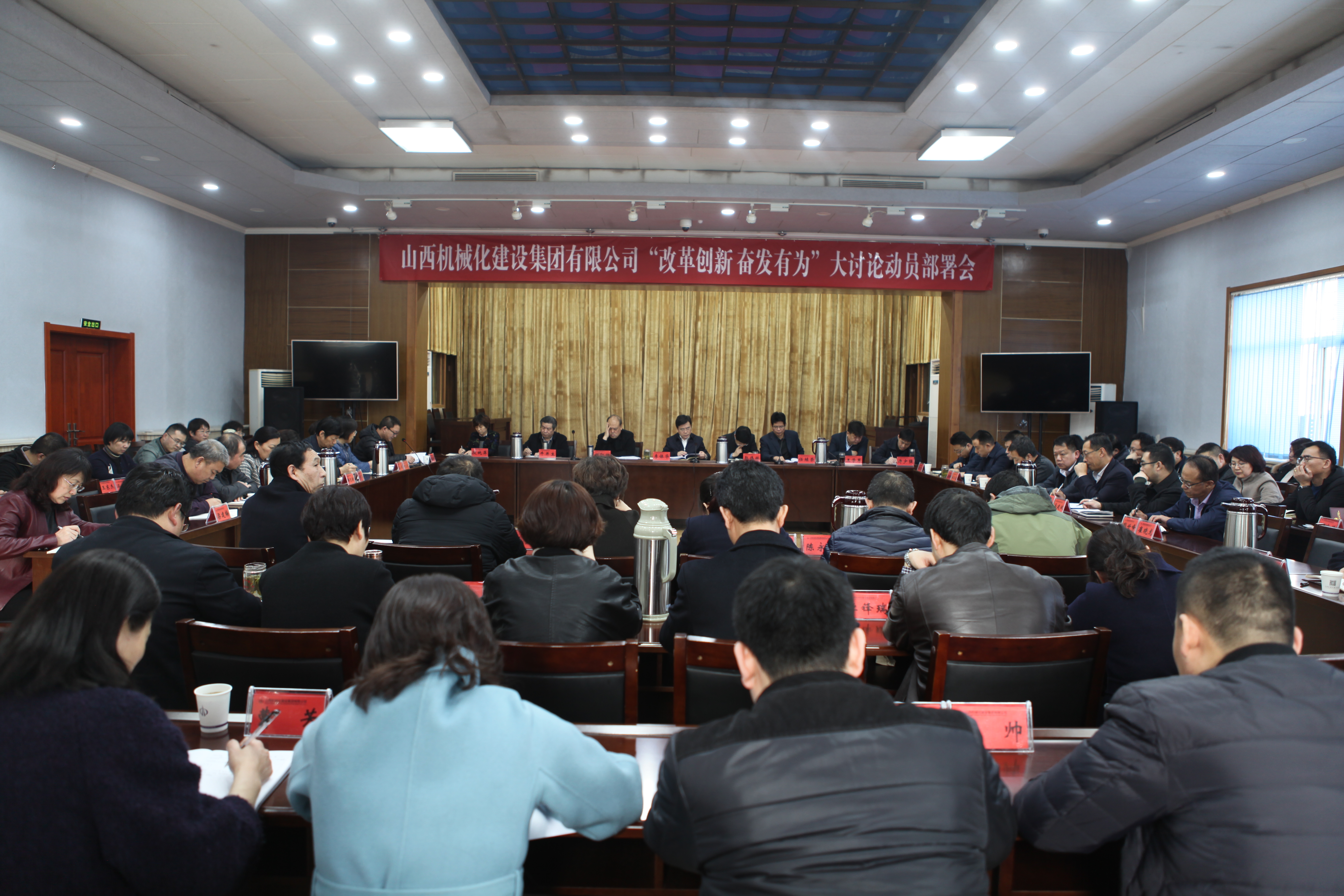 ���²㶯̬��ɽ����Ͷ��е�������ٿ���ˢ�����졢�߰���Ϊ�������۷������žۻ�