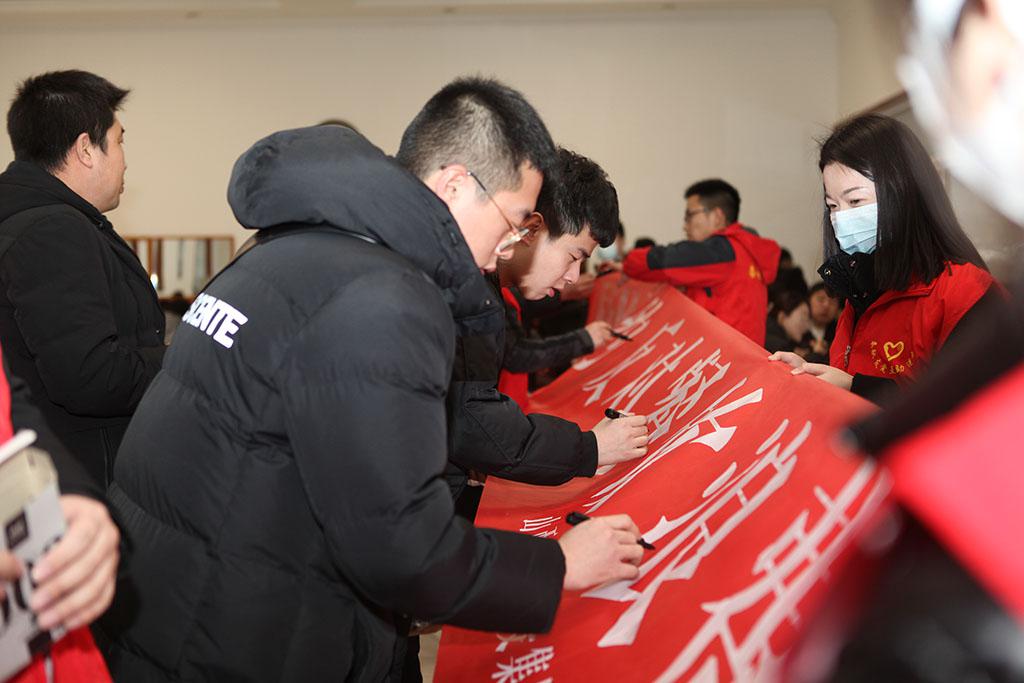 ɽ����Ͷ��е�����ſ�չ�������ڼ��Լ���赲�������š���Ը��������ʵ���˶�