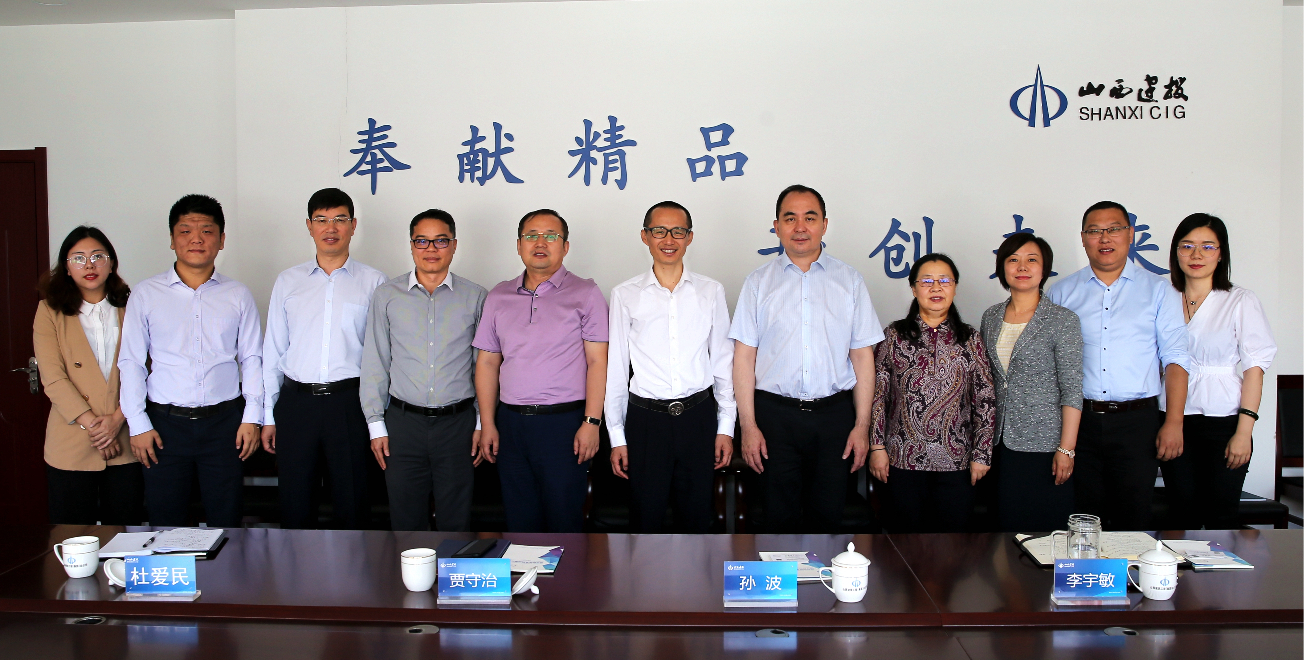 �麣�к����������ڷ���־ֳ����ڻ�һ�и�ɽ����Ͷ�������