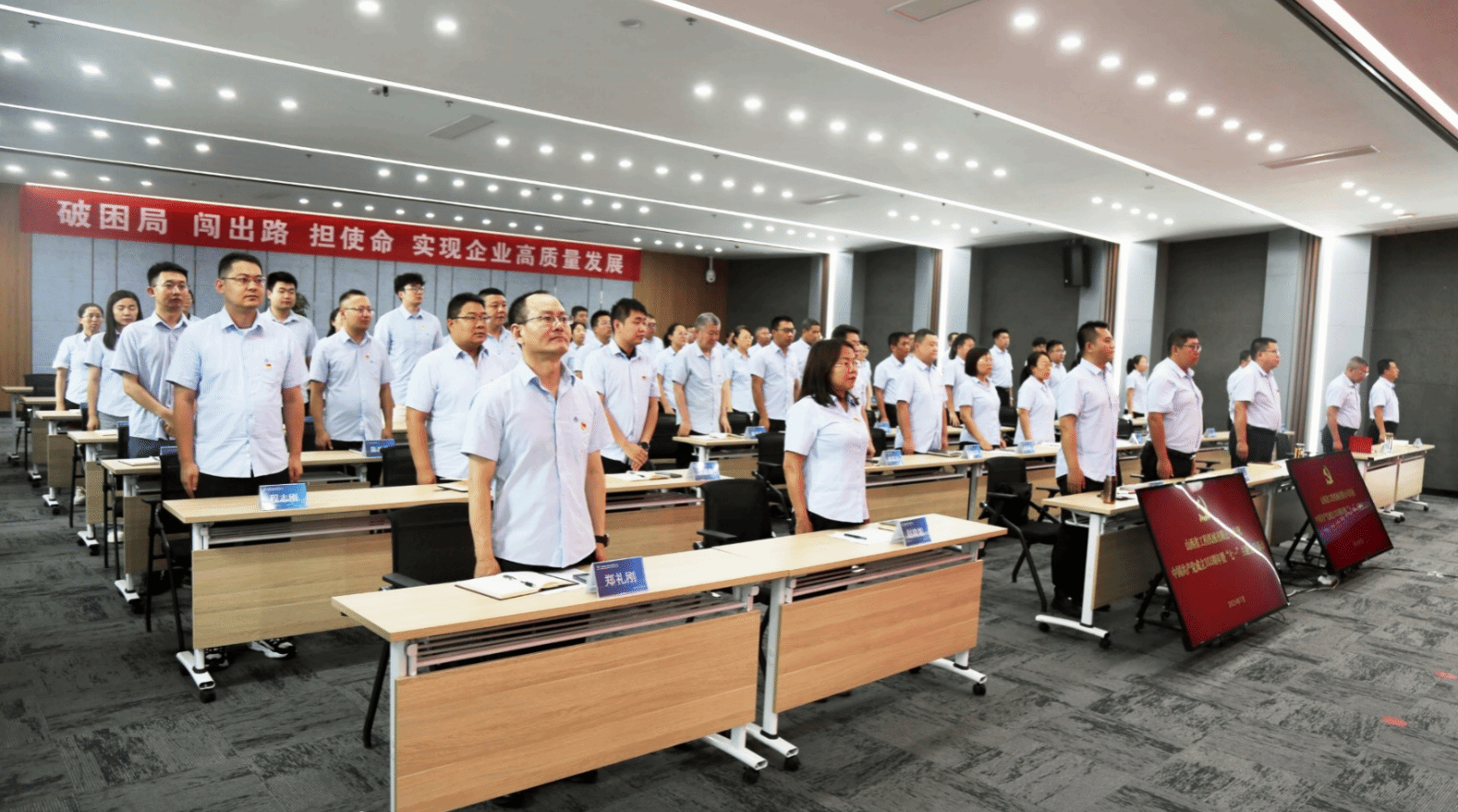 ɽ����Ͷ���̻�е��˾����ӹ�ҵ��˾��Ͽ�չ��ף�й�����������103�����ߡ���һ�����⵳���˶�