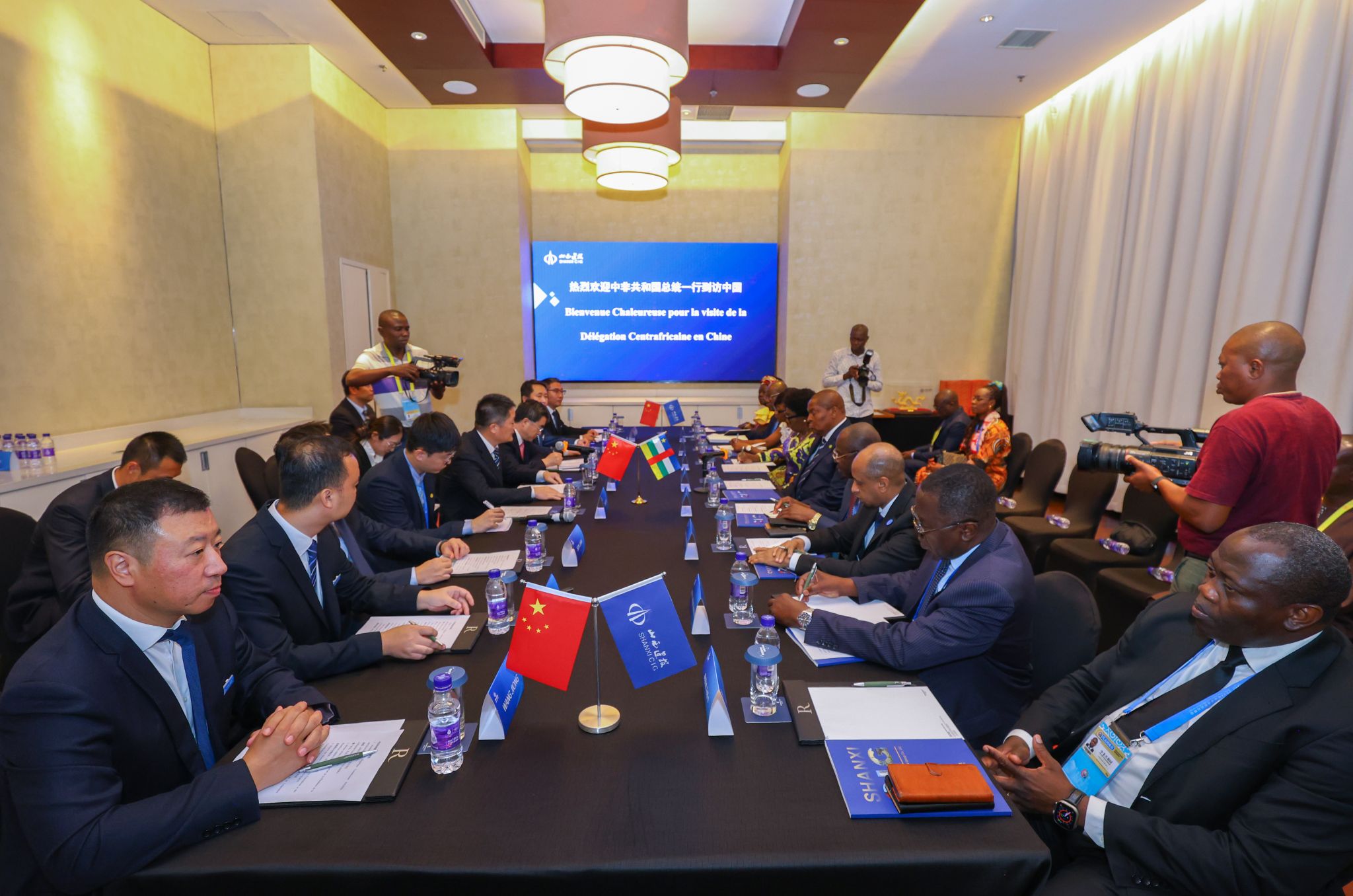 ɽ����Ͷ�����򵼰ݻ��зǹ��͹���ͳͼ�ߵ���