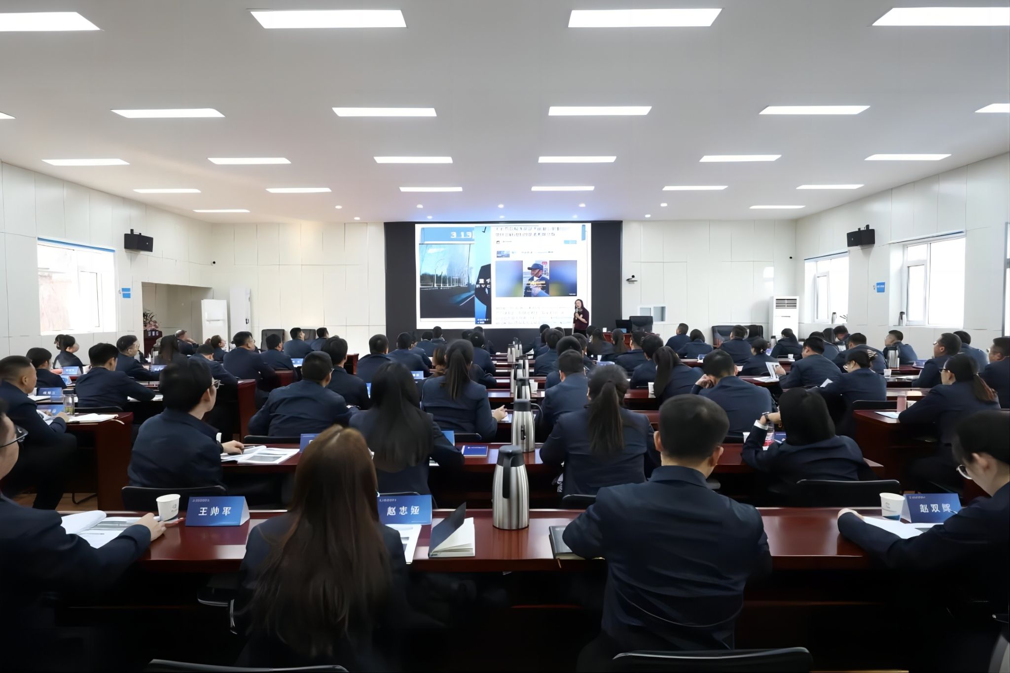 ɽ����Ͷ�������ŵڶ���������Ӣ�˲Ÿ���������ѵԲ������