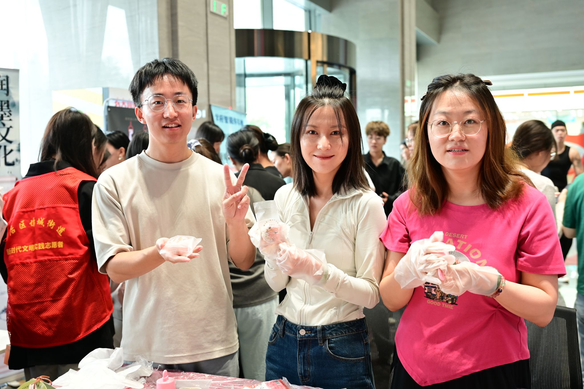 ɽ����Ͷ��̼���������Ž��ֵܵ�λ��չ���������� ����ѧ���������˶�