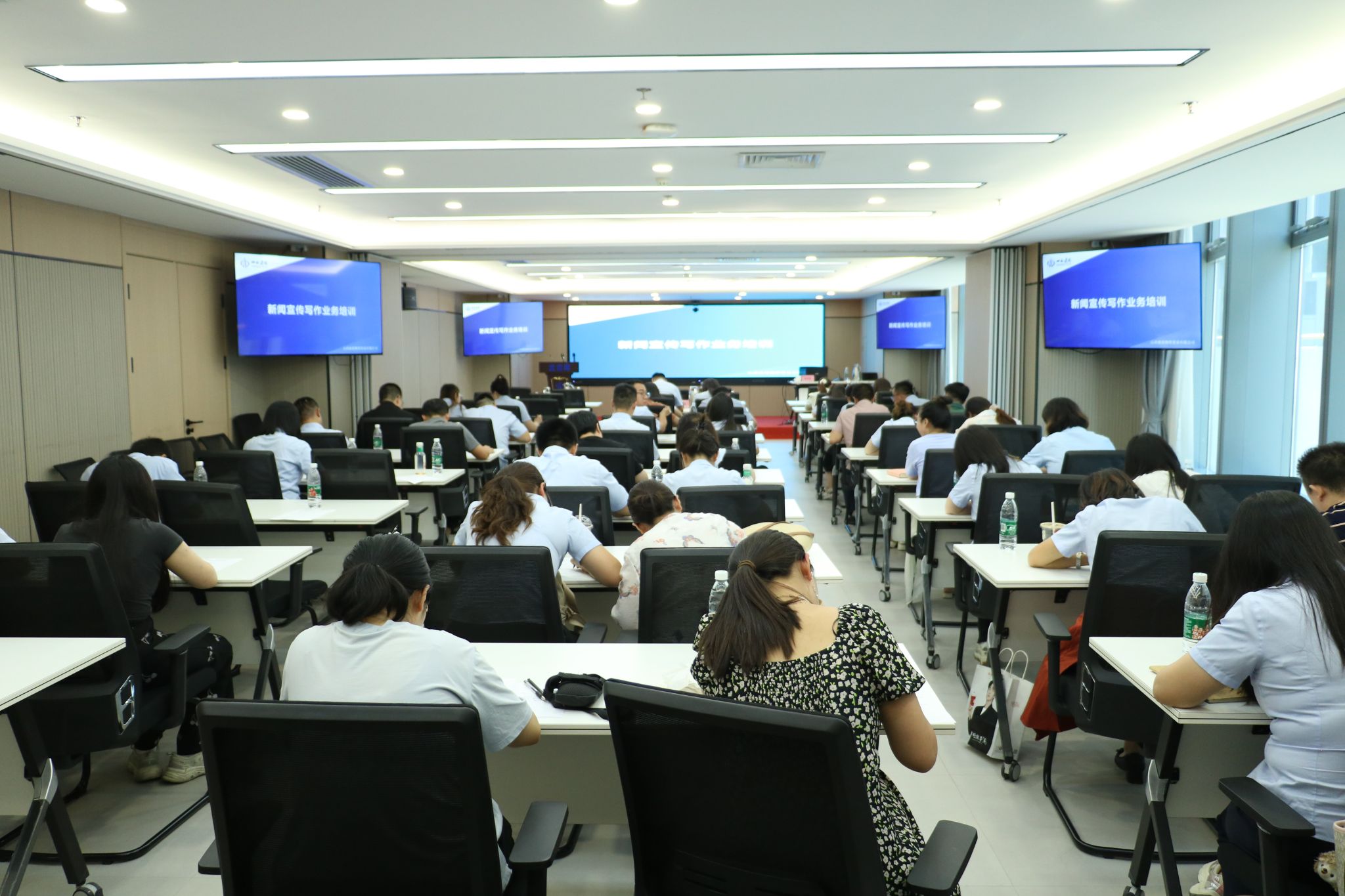 ɽ����Ͷ������ѯ��˾�Ž��ֵܵ�λ��չ��������д��Ӫҵ��ѵ